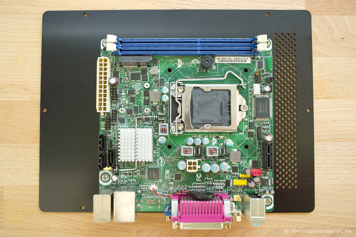 Mini-ITX Mainboard auf der Seitenwand montiert